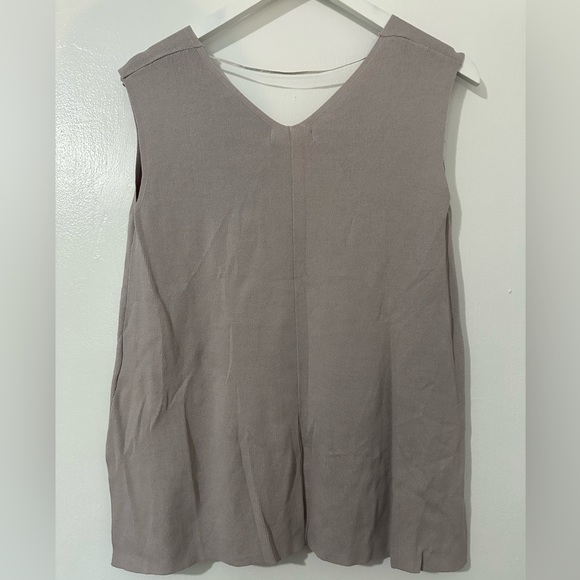 BNWT sleeveless sweater - Picture 2 of 2